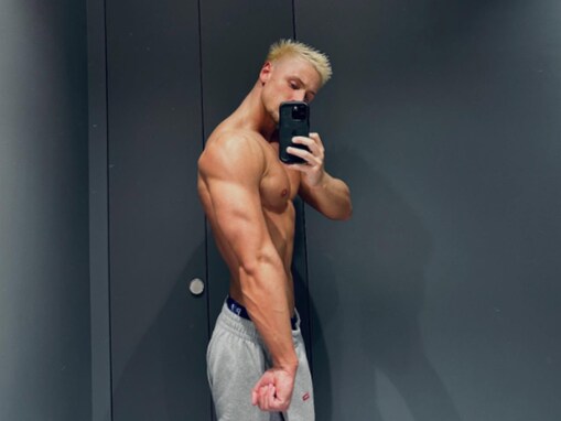 「かっこよ過ぎ」人気YouTuber、鍛え上げたバキバキの肉体美を披露！ 「筋トレのモチベ上がる」