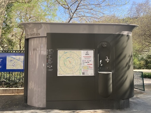 パリの路上に「丸見えの男性用トイレ」が多い衝撃の理由。悪臭がする「花壇付きエコ小便器」も物議