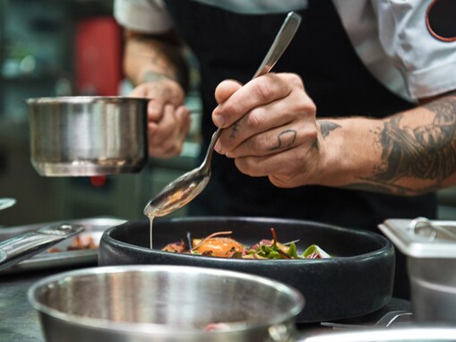 タトゥー×料理人の賛否でネット沸く。「誰がなんと言おうと、立派よ」「偏見の声に負けないでほしい」