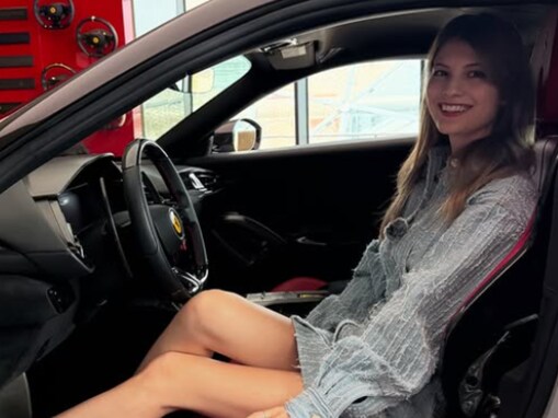 「美人とフェラーリは合う」マギー、圧巻の美脚際立つ姿に大反響！ 「可愛すぎる」「似合いすぎ」