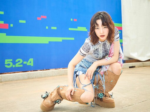 「FFのキャラのような美形」のん、ショートパンツで圧巻美脚を披露！ 「眼力最強」「スタイルも完璧」