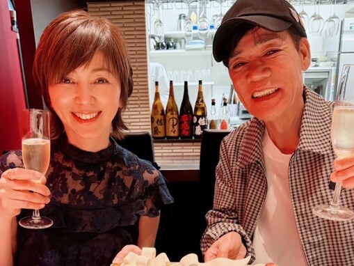 「愛でいっぱい」人気お笑い芸人、夫婦ショットで結婚20周年を報告！ 「ほっこりしました」