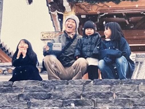 「胸が熱くなります」吉田知那美、亡き父との幼少期ショットを公開。「いつでも待ってるよ」