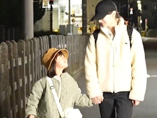 北川景子、“娘”と手をつないで歩くドラマオフショットが反響！「かわいらしい様子に現場も笑顔に」