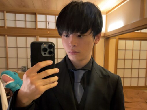 「なんだこのいけめん」人気YouTuber、激レア黒スーツ姿に「かっこよ過ぎてしんどい」「反則」の声！