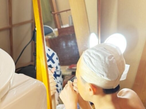 「さすが歌舞伎役者さん」市川團十郎、メイク中の息子を隠し撮り！ 「どんな駄右衛門になりたいのかなぁ」