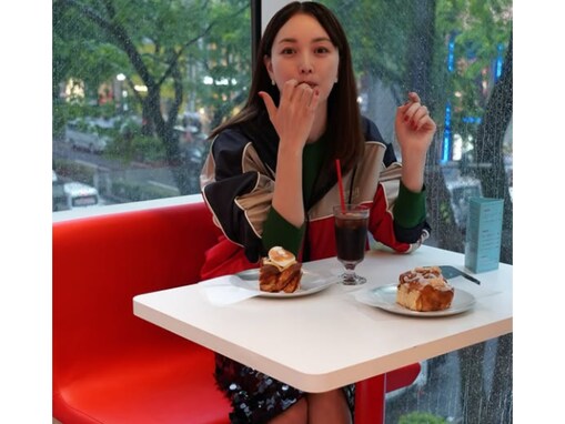 「可愛さが変わらない」45歳・蛯原友里、美脚際立つプライベート？ ショットに反響「全てがオシャレ」