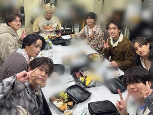 「モザイクの量こわ」原嘉孝、timeleszメンバーのオフショに「拡大したら吹いたわw」「しの顔やめて」反響