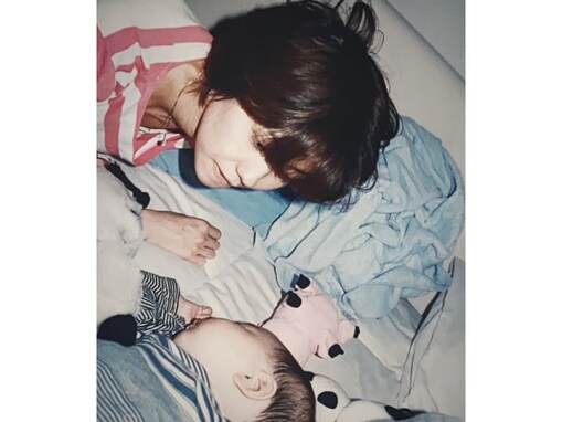 「伊代ちゃん今も変わらないね」小園凌央、母・松本伊代との幼少期ショットを公開！「愛されてますね」