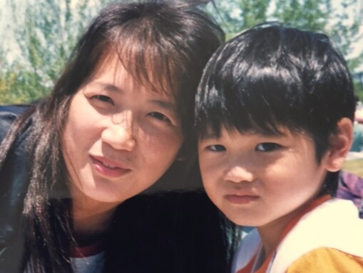 「真美子に似ているｗ」大谷翔平、母親との幼少期ショット公開「あれ？お母さんと真美子夫人がなんとなく似てる」