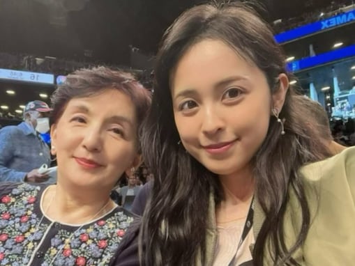 「美女親子」久慈暁子、NYで実母とのツーショット公開「ママさんもおしゃれで、お綺麗」「美人すぎる」