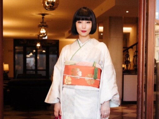 「着物やナースやコスプレ感w」MEGUMI、美しい姿披露「階段下のナース姿エモすぎ」「ナースの時の顔ww」