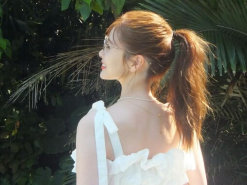 「世界一かわいい」白石麻衣、美背中際立つオフショット公開！ 「写真集作ってほしい」「夏のマドンナ」