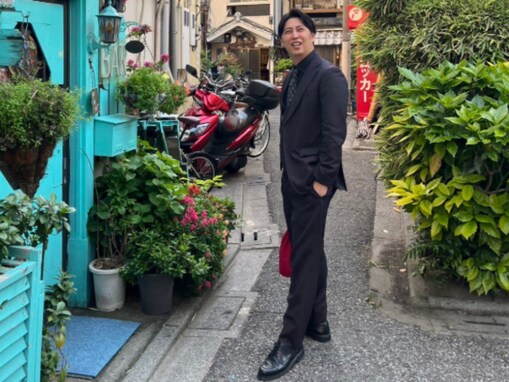 ニューヨーク屋敷、スーツ姿に「なんで結婚式で葬式みたいな格好や」とツッコミ！ 「足長いな」