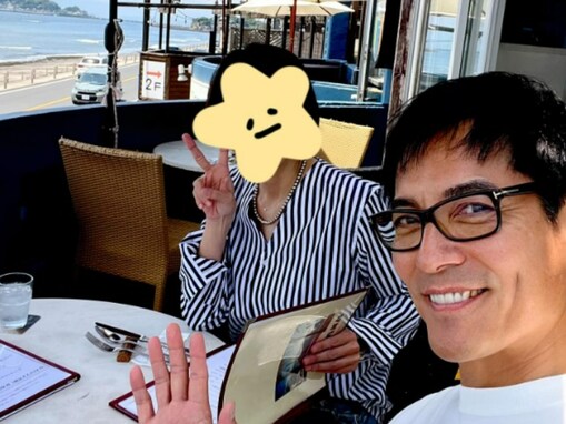 「なんてすてき夫婦」沢村一樹、“ふらっと湘南へ”夫婦デートショット公開！ 「奥さま孝行」「素敵すぎ」