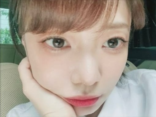 「これは誰だ」人気俳優、待機中の“別人みたい”なオフショットに反響！ 「違う人に見える」「可愛すぎ」