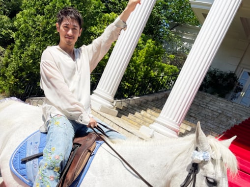 「遭遇したら腰抜かす」ディーン・フジオカ、白馬に乗ったオフショット公開！ 「リアル白馬の王子様」