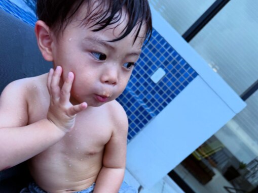 芸能界引退の山田親太朗さん、イケメン息子の顔出しショット公開「お膝どしたん」「かわいすぎ」