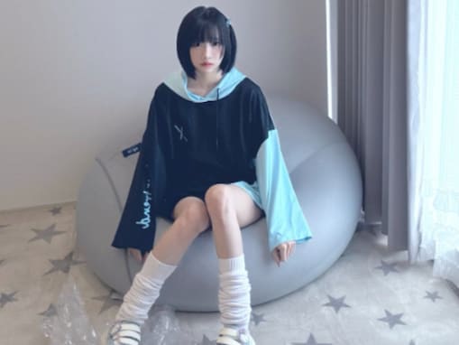 「その服持ってたんかよ笑」あの、SNSで“ダサい”と話題のパーカー姿でほっそり美脚を披露！