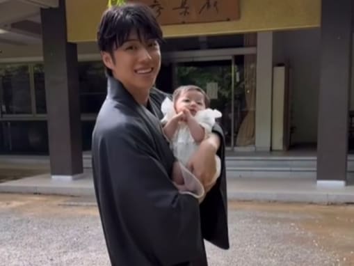 「めちゃくちゃ幸せそう」黄皓、娘を抱っこしたお宮参りの動画を披露！ 「メロメロなりますね」