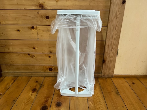 【ダイソー】人気商品「ゴミ袋ホルダー」は嫌なニオイが漏れにくい。ペットボトル入れにもぴったり！