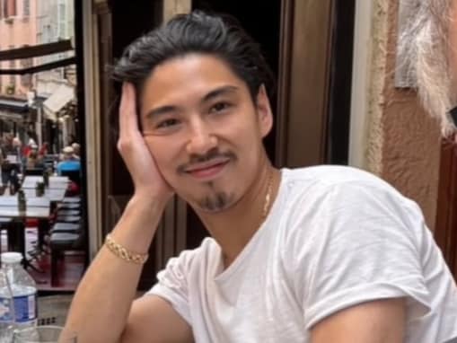 「腕の筋肉すごい」賀来賢人、フランスでのイケメンショットに「まじかっけー」「良い感じで年取ってる」絶賛の声