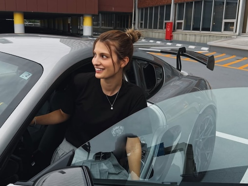 「ポルシェですか？」マギー、愛車？ ショットに「2台持ちですか!?」「左ハンドルのマニアル車ですよね」反響