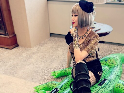 「綺麗すぎる！」藤原紀香、金髪ショート×網タイツの別人級ショット公開「紀香様しかできない」「凄い」
