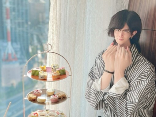 「加工が怖すぎる」イケメン俳優の“20頭身”ショットにツッコミ殺到「すごい、手が大きいんですね」