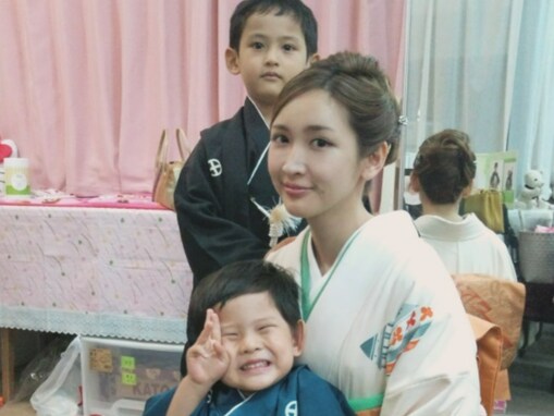 「涙が止まりません」紗栄子、育児について吐露＆2人の息子との顔出しショット公開で「尊敬してます」の声！