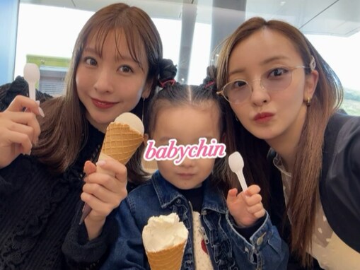 「神ショット」板野友美、美人妹＆娘と“板野家女子旅”へ！ 「3人とも可愛すぎ」「天使ちゃん最高」