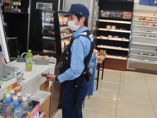「市民に威圧感を与えている」制服警察官の買い物に賛否？ 「全然良いと思う」「規律が緩まないかな？」