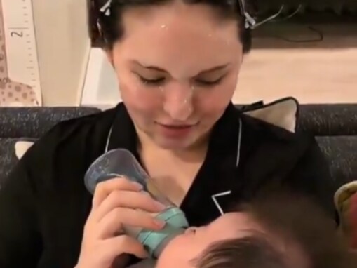 「赤ちゃん可愛い…！」元アイドル、息子にミルクをあげながら誕生日報告「産後ダイエットします」抱負も