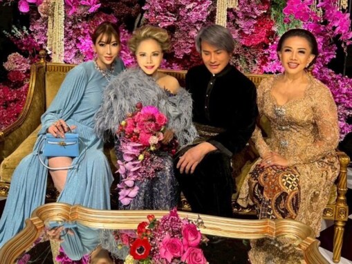 「流石夫人です」デヴィ夫人、インドネシアで豪華な結婚パーティーに参列！ 「品がありますね〜」