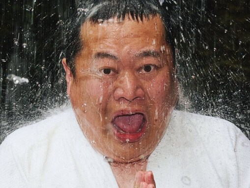 「邪気も逃げ出しそう」かが屋・加賀、人気芸人の滝行ショットに反響！ 「こえー」「待ち受けにしたい」