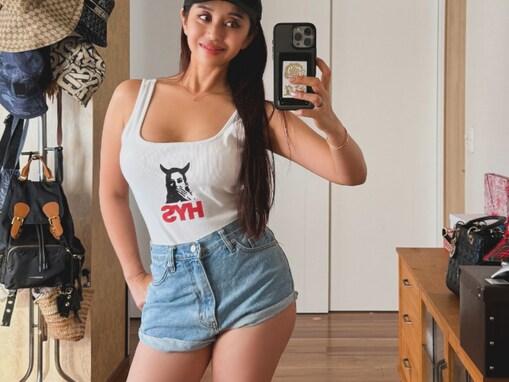 窪塚洋介の妻・PINKY、超ミニ丈パンツから美脚を披露！ 「40歳過ぎて再びショートパンツが履けるように」