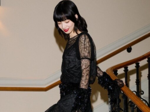 小松菜奈、シースルー黒ドレスから美脚を披露！ 色白な肌際立つ超ドアップショットも公開