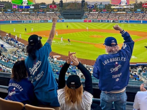 「仲良しで癒し」ワンオク・Taka、メンバーとドジャース観戦！ 「推しを応援する推しの背中すき」