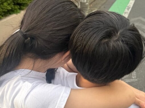 「麻央ちゃんも一緒にいるよう」市川團十郎、娘&息子とのお出かけショットに反響！ 「なかよし親子」