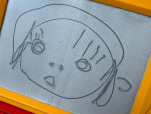 「こんなママ、めちゃくちゃ自慢」矢口真里、子どもたちが描いた似顔絵を披露！ 「ビジュ良すぎ」