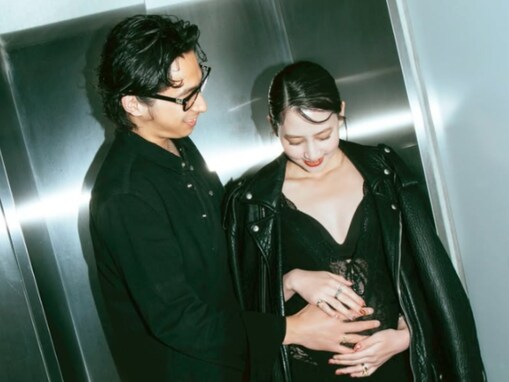 第2子妊娠の河北麻友子、ブラックコーデの夫婦ショット公開「こんなにもうお腹大きいんだ」「素敵すぎる」