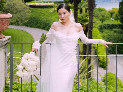 「秀逸に美しい」堂安律の美人妻、ウエディングドレス姿を披露「花束かつぐ旦那様もステキ」「美しすぎて、、、」