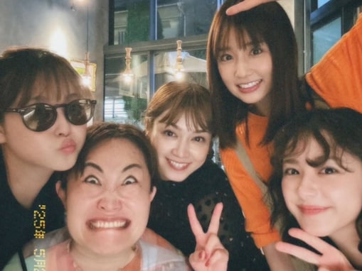 「ドッスンいる！」小倉優子、芸能人ママ仲間とのプライベート写真公開「美人さんばかり」「豪華なメンバー！」