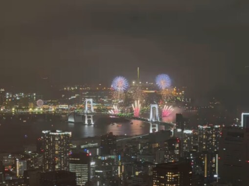 「眺め方がすごい」前澤友作、花火大会を一望する動画に「素晴らしい眺め」「特等席」の声！