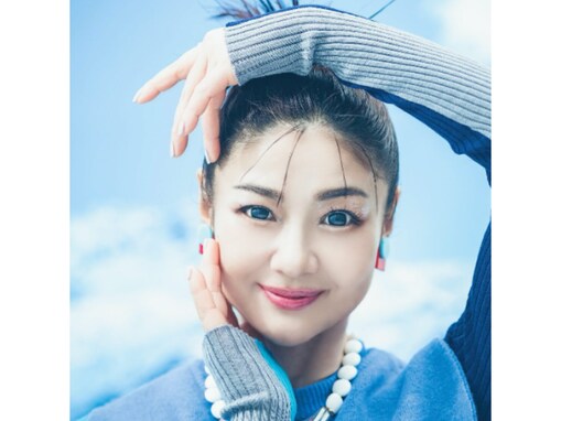 「化粧品の宣伝かと」55歳の美魔女芸人、別人級ショットを公開し称賛の声！ 「もう息がとまる」