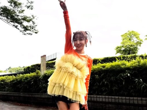 「完璧な脚」加護亜依、超ミニ丈から美脚を披露で称賛の声！ 「可愛い過ぎます」「衣装が現役娘」