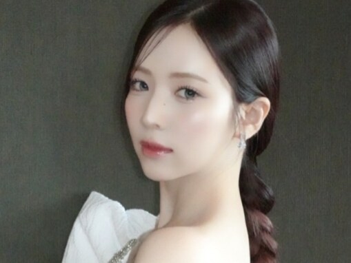 「同じ人間とは思えない」NiziU・マヤ、美肌際立つ肩出しドレスショットにファン歓喜！ 「語彙力なくなる」