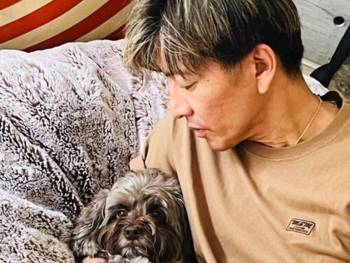 「満足気分のアムと」木村拓哉、愛犬を抱く姿を公開！ 横顔のイケメンショットに多数の「いいね！」