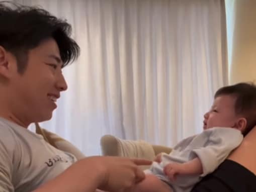 「お父様に本当そっくり」黄皓、0歳娘とのモーニングルーティンを公開！ 「赤ちゃんなのに美人」