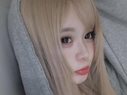 「大成功過ぎる」人気インフルエンサー、金髪姿の激変ショット公開！ 「こんなに似合ってる子初めて」